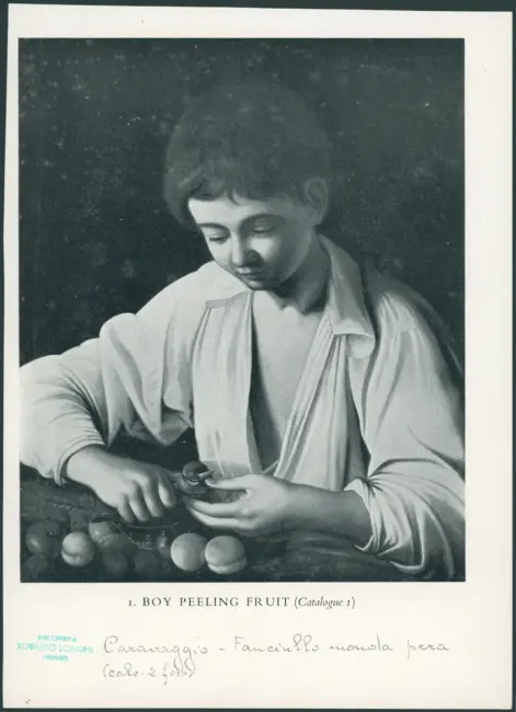 Ragazzo che sbuccia un frutto