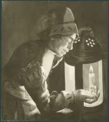 Figura maschile con lanterna