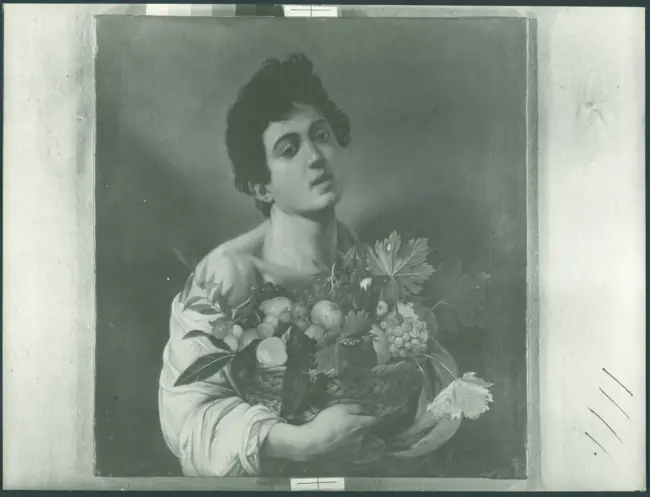 Ragazzo con canestro di frutta