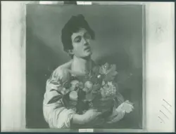 Ragazzo con canestro di frutta