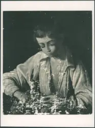 Ragazzo che sbuccia un frutto