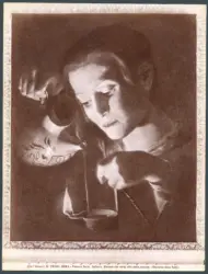 Giovane che versa olio nella lucerna