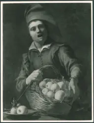 Giovane uomo con cesto di frutta