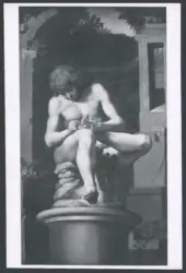 Giovane uomo che si toglie una spina dal piede