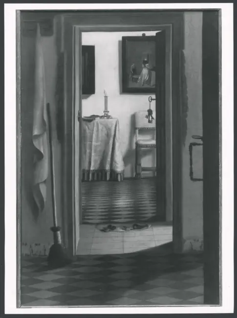 Veduta di interno con un paio di scarpe