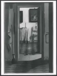 Veduta di interno con un paio di scarpe