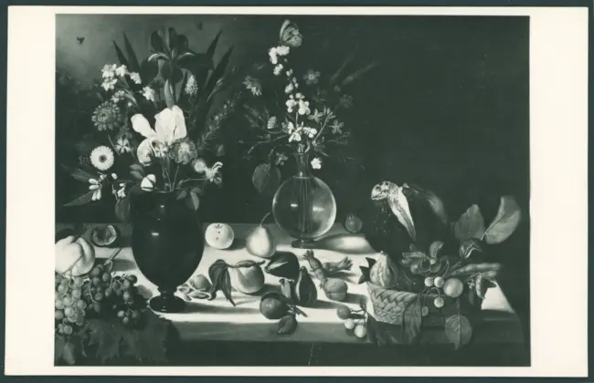 Natura morta con frutta, cesto e vasi di fiori